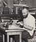 Depuis toujours, le jeune Frank Herbert, né en 1920 dans l'État de Washington, cultive l'ambition de devenir écrivain. Après ses études secondaires, il ment sur son âge pour travailler dans le journal Glendale Star en 1939. Mais très vite, la guerre arrive et il part dans l'US Navy comme photographe.De retour après son service, il reprend ses études à l'université de Washington où il suit entre autres des cours d'écriture créative. Ne voulant étudier que les matières qui l'intéressaient, Franck Herbert sortira de son cursus sans diplôme en poche. Il réussira cependant à faire publier deux nouvelles d'aventure dans un pulp magazine. Après ses études, il reprendra son ancien métier de journaliste en travaillant pour le Seattle Star, l’Oregon Statesman et le San Francisco Examiner.Des débuts sous le signe de la psychanalyseDéjà marié deux fois et père de trois enfants, c'est en 1952 que sa carrière d'écrivain commence véritablement à prendre de l'ampleur. Sa nouvelle Looking for Something paraît dans le magazine Startling Stories, et bientôt c'est plus d'une vingtaine de nouvelles qu'il arrive à faire publier. En 1956 paraît Dragon sous la mer, un livre traitant de la psychologie des profondeurs, le récit prenant place dans un sous-marin au début du XXIe siècle. À cette époque, Frank Herbert officiait en tant que psychanalyste et ses recherches sur les racines de la folie lui avaient inspiré ce livre.Décollage pour DuneC'est en 1959 qu'un véritable tournant est pris par Frank Herbert. Censé rédiger un article sur les dunes de Florence et sur les moyens scientifiques employés pour empêcher l'érosion des sols et l'avancée du sable sur les terres, Herbert recueille bien plus de documentation que nécessaire. L'article ne paraîtra jamais, mais l'idée de Dune, elle, germe lentement dans son esprit. Il mettra six ans à finir d'écrire le premier volet de son récit. L'écrivain subira les refus de plus de vingt éditeurs avant que la petite maison d'édition Chilton n'accueille son ouvrage. Salué par la critique, Dune recevra le prix Nebula en 1965 et le prix Hugo en 1966. Il ne deviendra cependant pas un best-seller immédiat et Frank Herbert devra collectionner bien des métiers avant de pouvoir s'installer en tant qu'auteur à plein temps en 1972.Entre-temps, il aura travaillé comme rédacteur pour le journal Seattle Post-Intelligencer, maître de conférence en études interdisciplinaires à l'université de Washington, consultant en écologie et même directeur de la photographie pour un show télévisé. Il meurt d'une embolie pulmonaire à l'âge de 65 ans en 1986.Principaux ouvrages publiésOuvrages constituant le Cycle de Dune :Dune (1965)Le Messie de Dune (1969)Les Enfants de Dune (1976)L'Empereur-Dieu de Dune (1981)Les Hérétiques de Dune (1984)La Maison des mères (1985)Ouvrages constituant le Cycle du Programme Conscience :Destination vide (1966)L'Incident Jésus (1979), coécrit avec l'écrivain et poète américain Bill RansomL'Effet Lazare (1983), coécrit avec Bill RansomLe Facteur ascension (1988), coécrit avec Bill Ransom